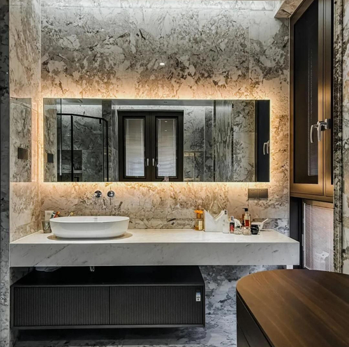 Últimas noticias de la empresa sobre Los 10 mejores diseños de espejos LED para elevar la estética de su baño en 2025
